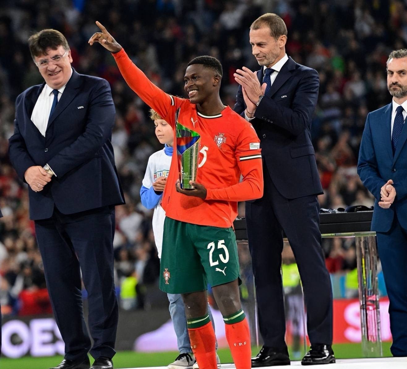 九游电脑版下载地址-C罗官方宣布表现优异新规，法国队引发争议！气势如虹延续-九游电脑版下载地址